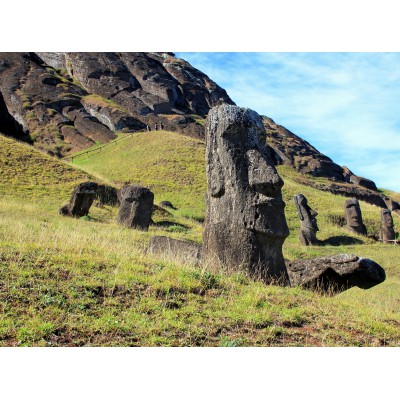 Grafika-F-30334 Île de Pâques, Moai at Quarry